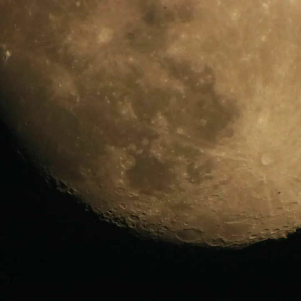 RetroC64's tweet photo. #moon #night #zoom #tamron18400 #kenkoteleplus14x #kenkoteleplus2x #sigmateleconverter2x #canonm6markii #handshot #snapshot #photosafari #manualfocus #Dortmund #dusk https://t.co/DAfxxLqKlA https://t.co/XGfI3AT0ti