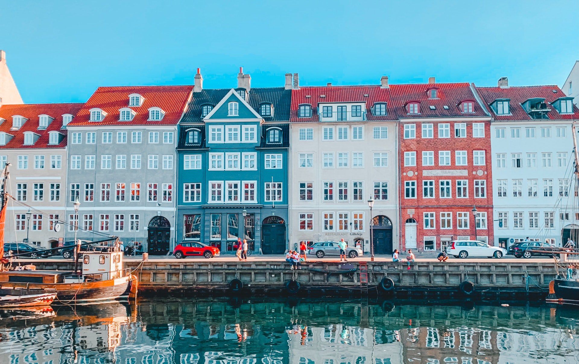 World Voyage Denmark コペンハーゲン バルト海 シェラン島東岸にあるデンマークの 首都 ニシン漁や交易で栄えた街で 都市名はデンマーク語の Kjobmandehavn 商人たちの港 に由来します 市内には 世界最古の遊園地 チボリ公園や
