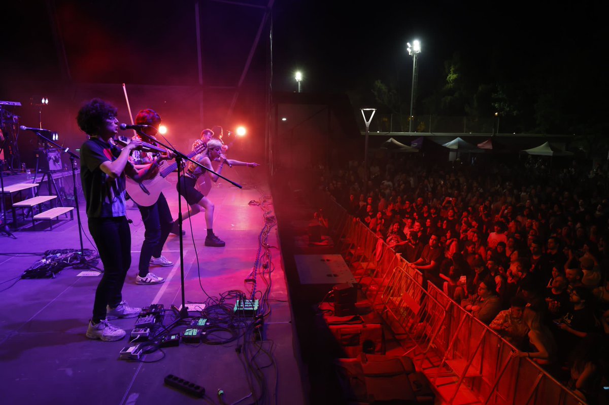 llenguacat's tweet photo. 🎶 Gràcies @somrobaestesa per fer-nos vibrar, pel compromís amb el català i per les ganes de canviar les coses. Gràcies per formar part del #MeridianaRock un any més! 🔥💛 https://t.co/MOsuW49a1W