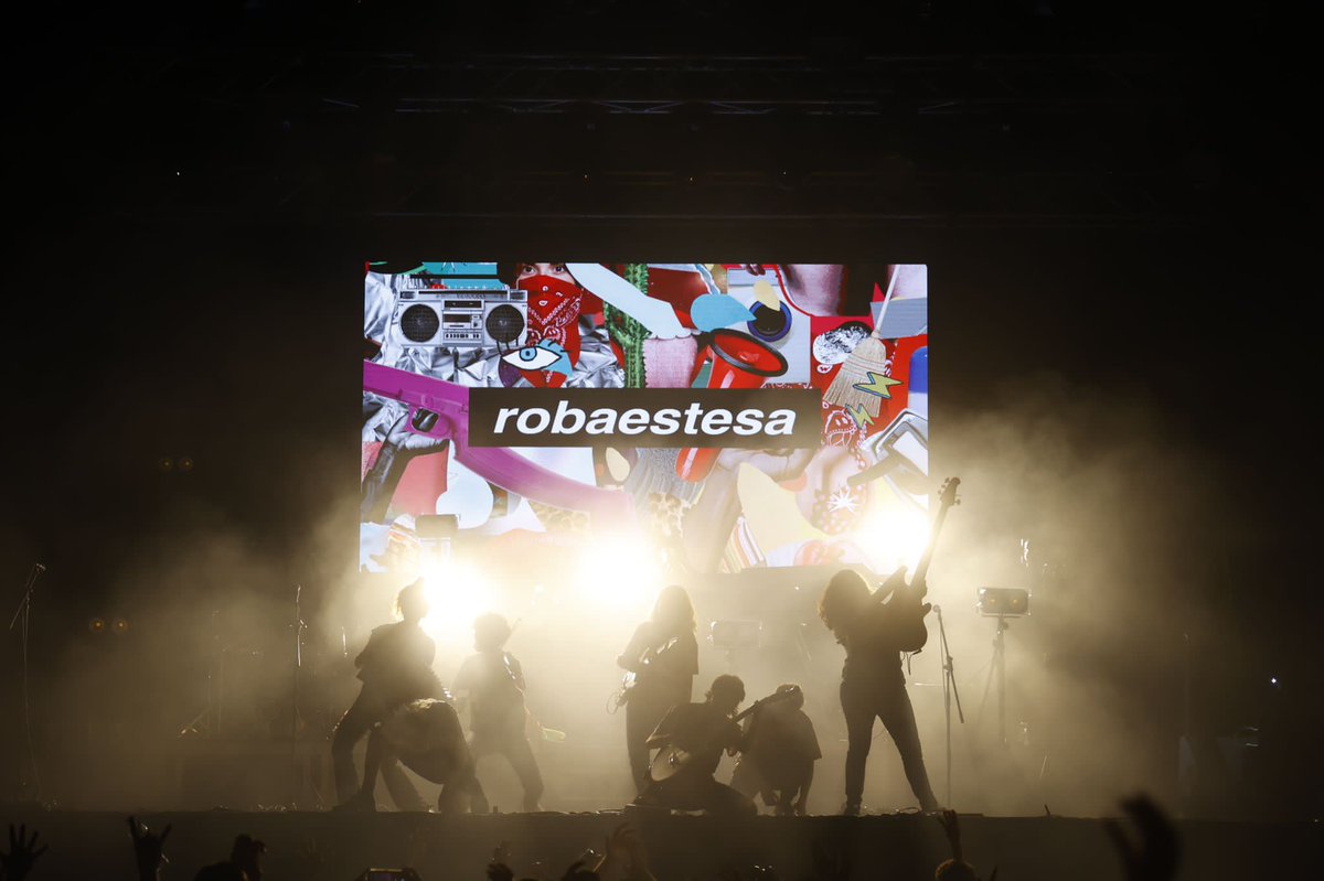 llenguacat's tweet photo. 🎶 Gràcies @somrobaestesa per fer-nos vibrar, pel compromís amb el català i per les ganes de canviar les coses. Gràcies per formar part del #MeridianaRock un any més! 🔥💛 https://t.co/MOsuW49a1W