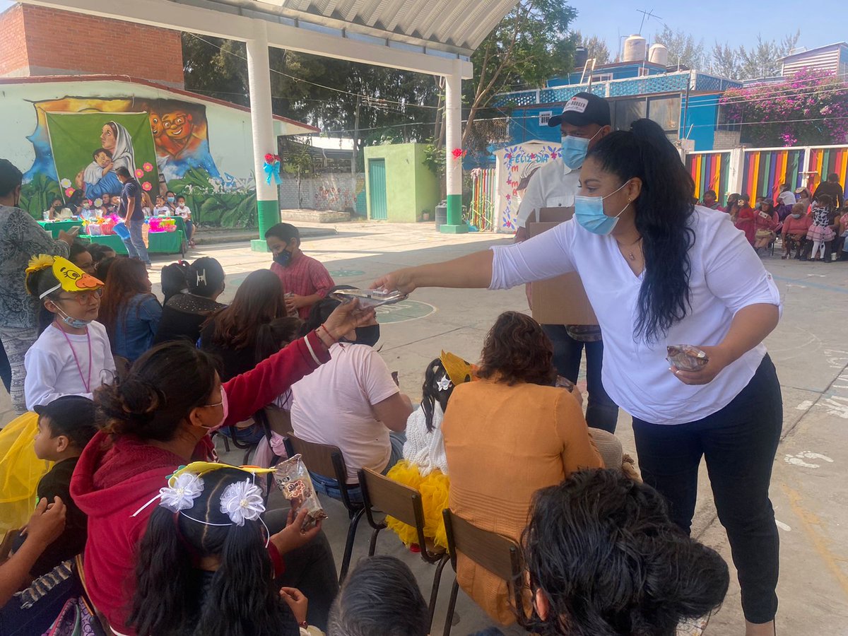 Fund_Acercando's tweet photo. Visitamos a l@s pequeñ@s del Preescolar Guadalupe Victoria en #Chalco durante el festejo del #DíaDeLasMadres 💐 y no podíamos dejar pasar la oportunidad para felicitarlas y obsequiarles un delicioso presente. 🍦😋
#EstamosContigo #AcercandoSonrisas https://t.co/4wmI6gJ0wp