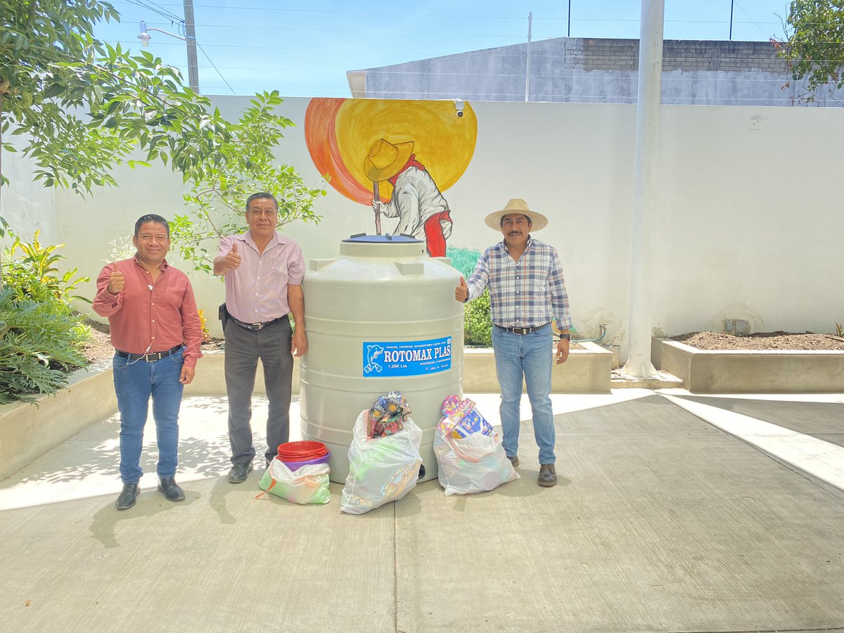 afodepoac's tweet photo. Recibí con mucho gusto a nuestros representantes de #AFODEPO en San José Chacalapa, Pochutla, San Jacinto Amilpas, Santa Gertrudis Zimatlán y de la colonia Nuevo México, con quienes seguiremos apoyando a quienes más lo necesitan. @MarcoAn08014256 @lexguevaraa @ https://t.co/RsKLPwNIQQ