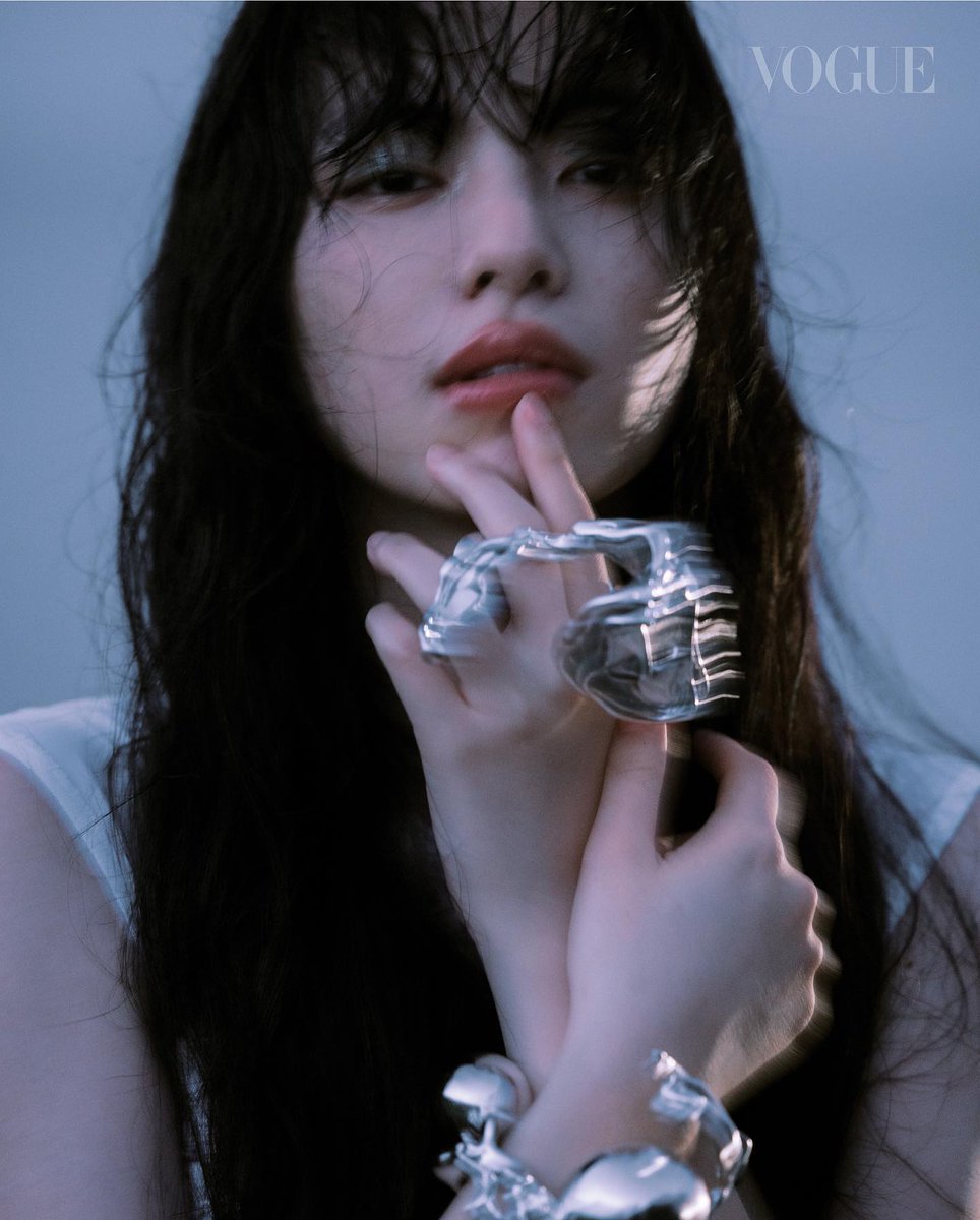 cglittter's tweet photo. lucia by zhang ahuei for vogue singapore — fashion direction by the monkie, styling by toby yang, makeup by reeve chen, hair by sundia wen &amp; design by huang chichun https://t.co/QpZHF3iOWW