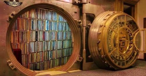 jimrosecircus1's tweet image. 1000s of vinyl records were acquired by Jimmy Carter during his presidency, before being vaulted on the White House compound by Ronald Reagan.
The library contains everything from Elvis and Chuck Berry to The Clash, Captain Beefheart, Talking Heads, David Bowie and Frank Zappa.🎵