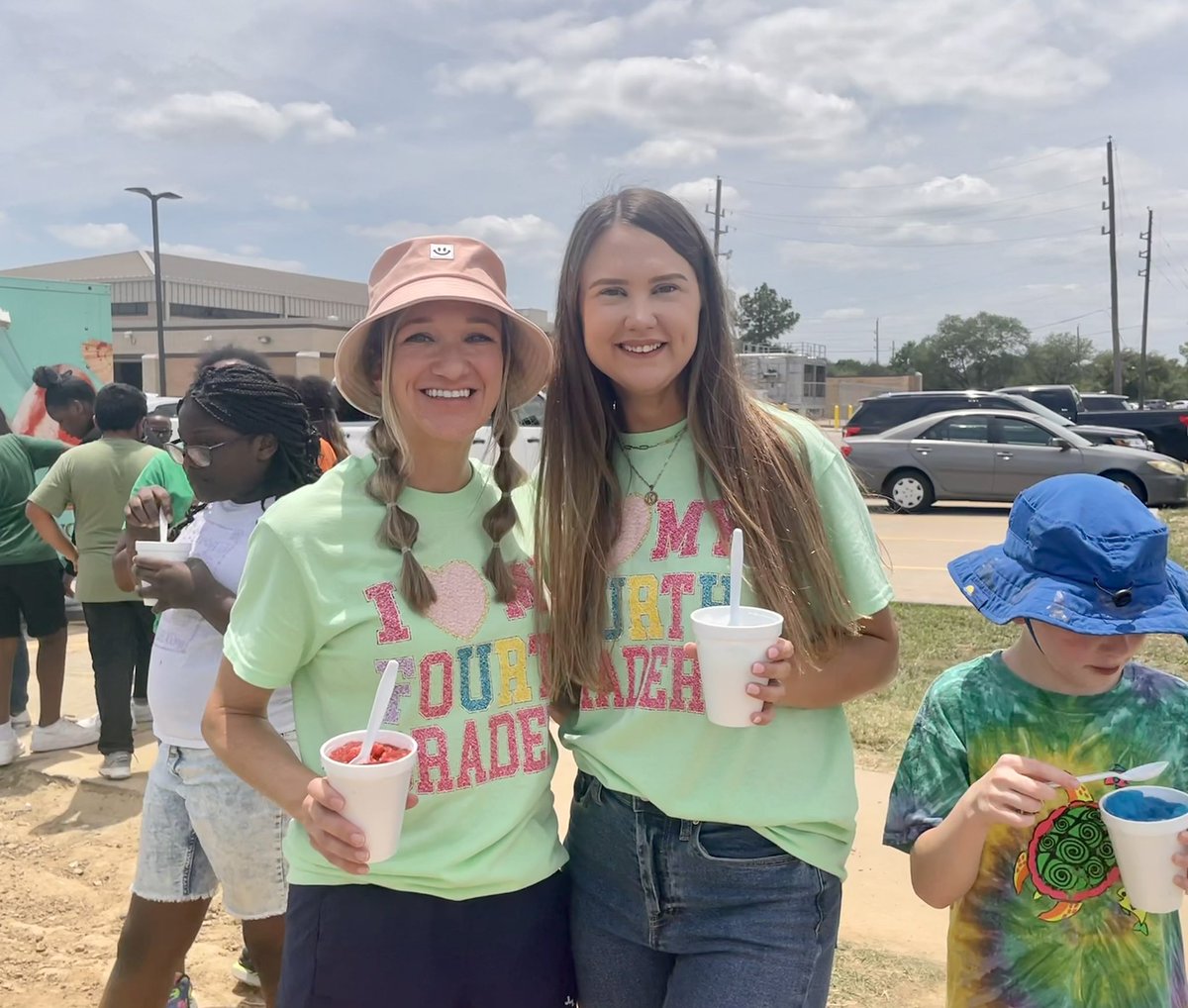 Taylor_Murrell_'s tweet photo. Field day was a HUGE success!! What better way to end the week than with snow cones! 🍧😎#ilovemyfourthgraders
@SheridanCFISD @educating_4th https://t.co/kVWFks5V81