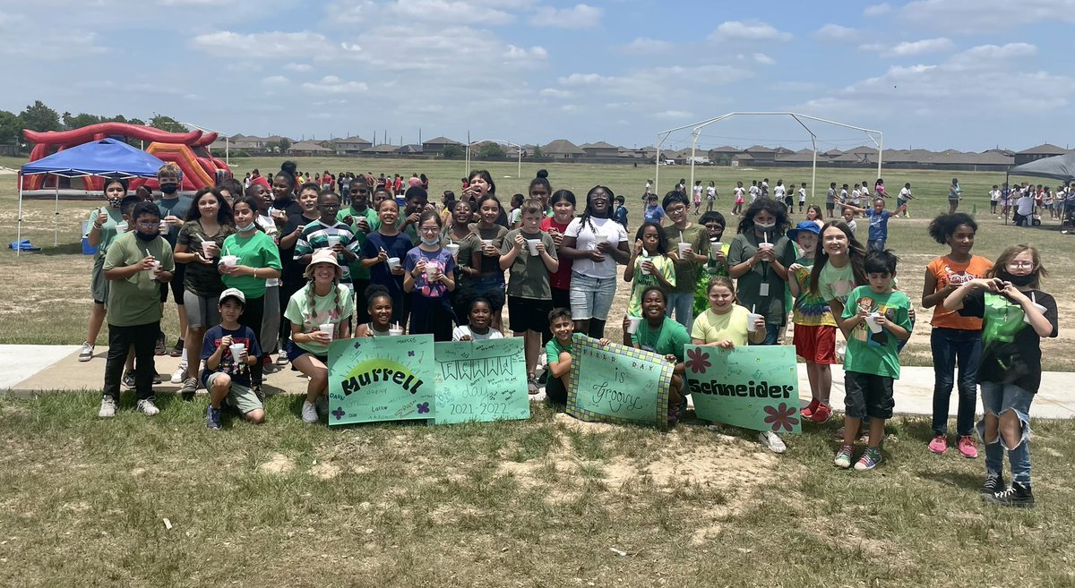 Taylor_Murrell_'s tweet photo. Field day was a HUGE success!! What better way to end the week than with snow cones! 🍧😎#ilovemyfourthgraders
@SheridanCFISD @educating_4th https://t.co/kVWFks5V81