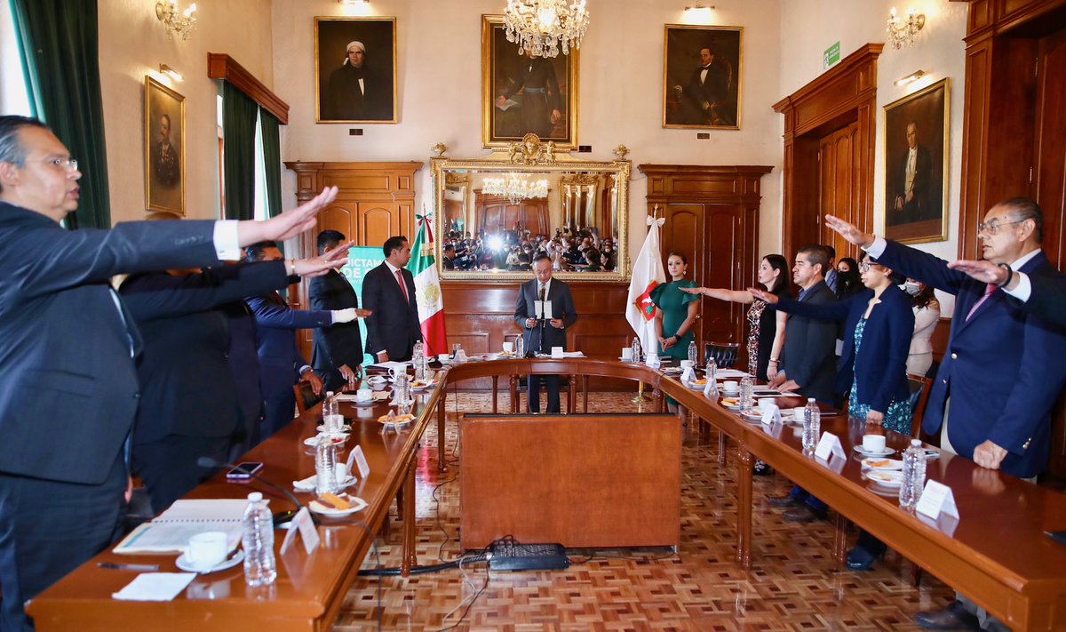 Acompañado del titular de la <a href="/SedecoEdomex/">Secretaría de Desarrollo Económico del GEM</a>, @PabloPeraltaG, instalamos y tomé protesta del Comité Municipal de Dictámenes de Giro. Siguiendo las normas y el orden se favorecerá el crecimiento, la competitividad y una rápida reactivación económica en nuestra #TolucaLlenaDeVida.