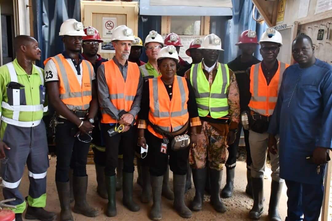 radiosomega's tweet image. 🔴 #Burkina #Perkoa - 28 jours après et pour la première fois, des journalistes sont descendus ce vendredi dans les galeries au niveau 580m. Les opérations s’intensifient à la recherche des 8 travailleurs de la mine souterraine. Reportage photos de nos envoyés spéciaux.