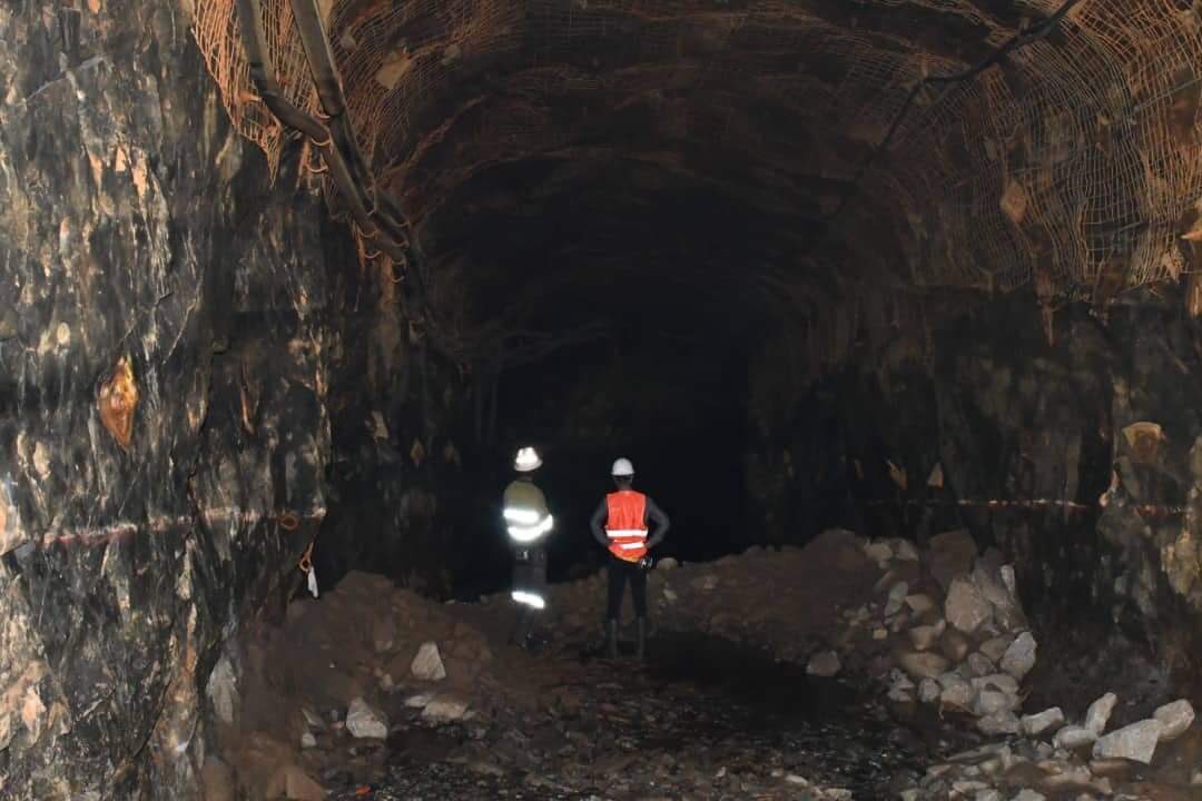 radiosomega's tweet image. 🔴 #Burkina #Perkoa - 28 jours après et pour la première fois, des journalistes sont descendus ce vendredi dans les galeries au niveau 580m. Les opérations s’intensifient à la recherche des 8 travailleurs de la mine souterraine. Reportage photos de nos envoyés spéciaux.