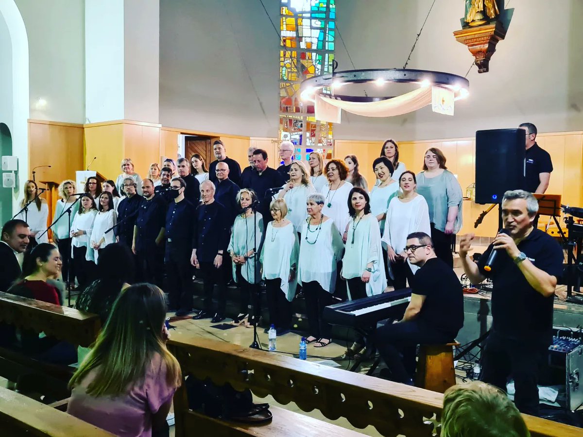 🧒 La Sagrada Família s'ha omplert de música amb bona causa amb el concert solidari de <a href="/tonsisonsTG/">Tons & Sons</a> i l'esplai LlarCau. Han recollit diners per beques perquè tots els infants i joves puguin anar als casals i colònies d'estiu de l'entitat. Gràcies per fer-ho possible! #Terrassa