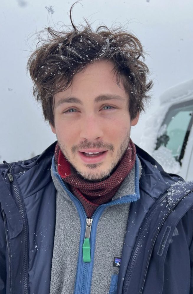PercyJacksoon's tweet photo. 🚨 EXCLUSIVO: Logan Lerman é confirmado como Poseidon na série de Percy Jackson do Disney+! As gravações começam em 1° de junho. Ao lado de Walker Scobell, ele participará do episódio chamado "Acorde" e será lançado apenas nos seus sonhos. https://t.co/Viw6Dxqczl