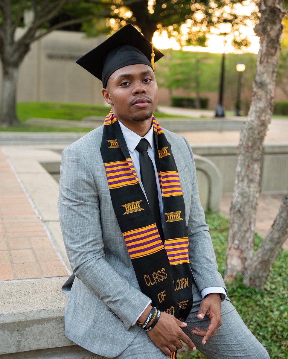 __Breeezzy's tweet photo. Less than 1 Day until Graduation🎓 https://t.co/q0In3AiJFz