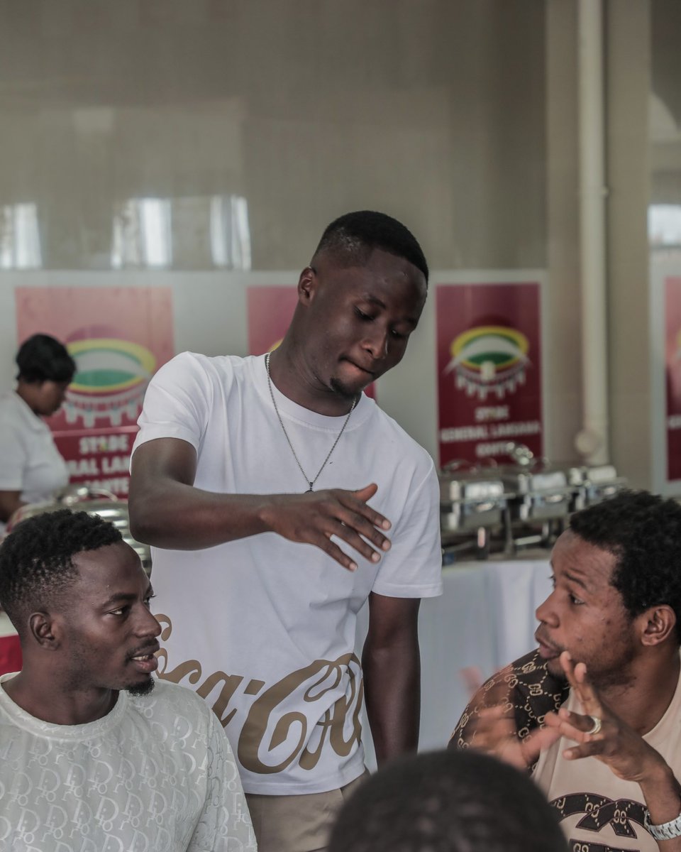 HACofficiel's tweet photo. [📸] Un déjeuner familial en guise de clôture de saison et de célébration du 20e sacre pour les Matamkas 🏆👑
#Champ20ns
#Ligue1GN🇬🇳 #Ligue1Salam🇬🇳
#PanAfricanTeam 🔴⚪️ https://t.co/gkRxMGIkBa