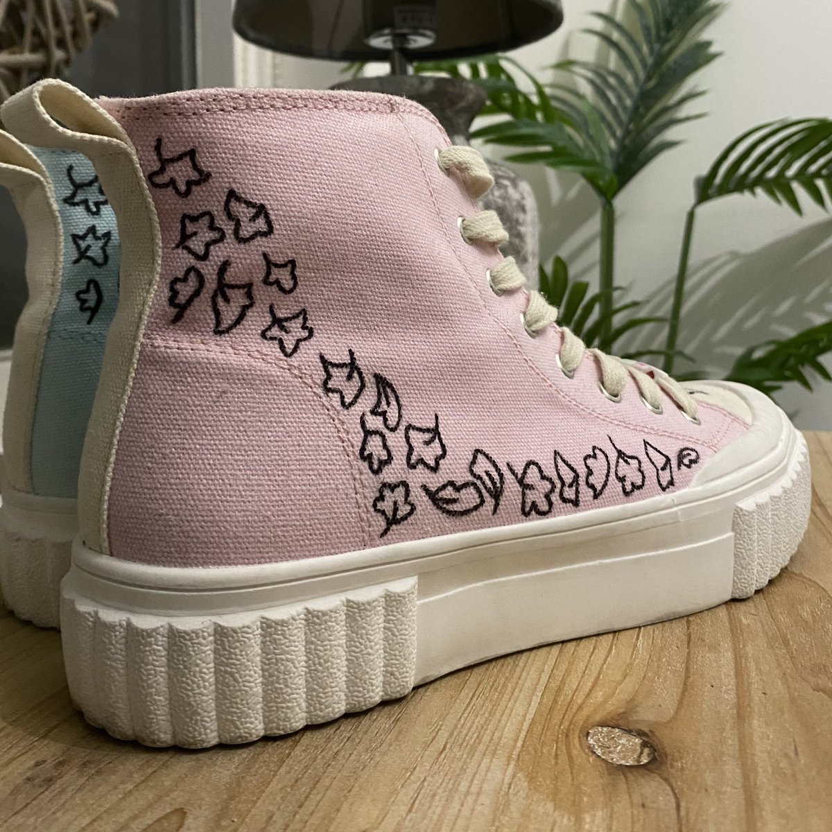 benscrows's tweet photo. LOOK HOW MY HEARTSTOPPER SHOES TURNES OUT 🍂 https://t.co/lXARXGGXxC