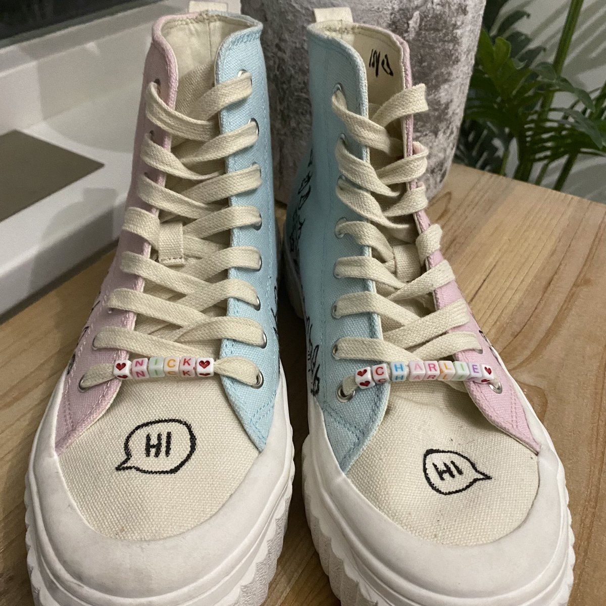 benscrows's tweet photo. LOOK HOW MY HEARTSTOPPER SHOES TURNES OUT 🍂 https://t.co/lXARXGGXxC