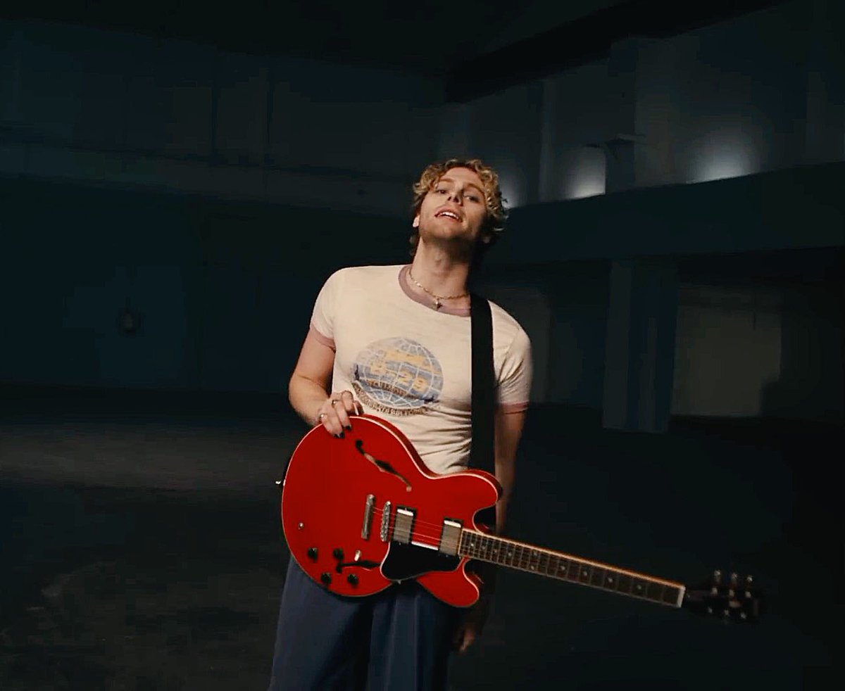 bestofsos's tweet photo. luke hemmings destroyed me in 2 seconds right here https://t.co/xKF7wWRdf1