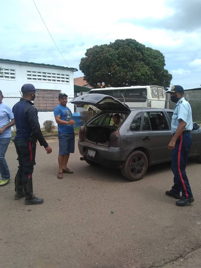 poliguarico15's tweet image. En el cumplimiento del dispositivo @Guaricoseguro funcionarios adscritos al SVP en la Estación Policial N°19 de la Parroquia San José de Tiznado, realizaron recorrido Punto a Pie en la Calle Bolívar, garantizando la paz y tranquilidad en el Mpio. Ortiz.
#VenezuelaInnova
#CCP2