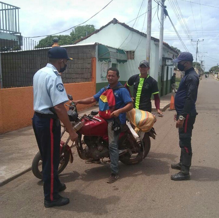 poliguarico15's tweet image. En el cumplimiento del dispositivo @Guaricoseguro funcionarios adscritos al SVP en la Estación Policial N°19 de la Parroquia San José de Tiznado, realizaron recorrido Punto a Pie en la Calle Bolívar, garantizando la paz y tranquilidad en el Mpio. Ortiz.
#VenezuelaInnova
#CCP2