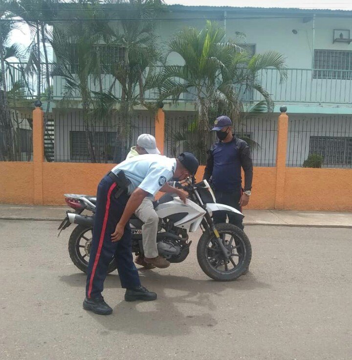 poliguarico15's tweet image. En el cumplimiento del dispositivo @Guaricoseguro funcionarios adscritos al SVP en la Estación Policial N°19 de la Parroquia San José de Tiznado, realizaron recorrido Punto a Pie en la Calle Bolívar, garantizando la paz y tranquilidad en el Mpio. Ortiz.
#VenezuelaInnova
#CCP2