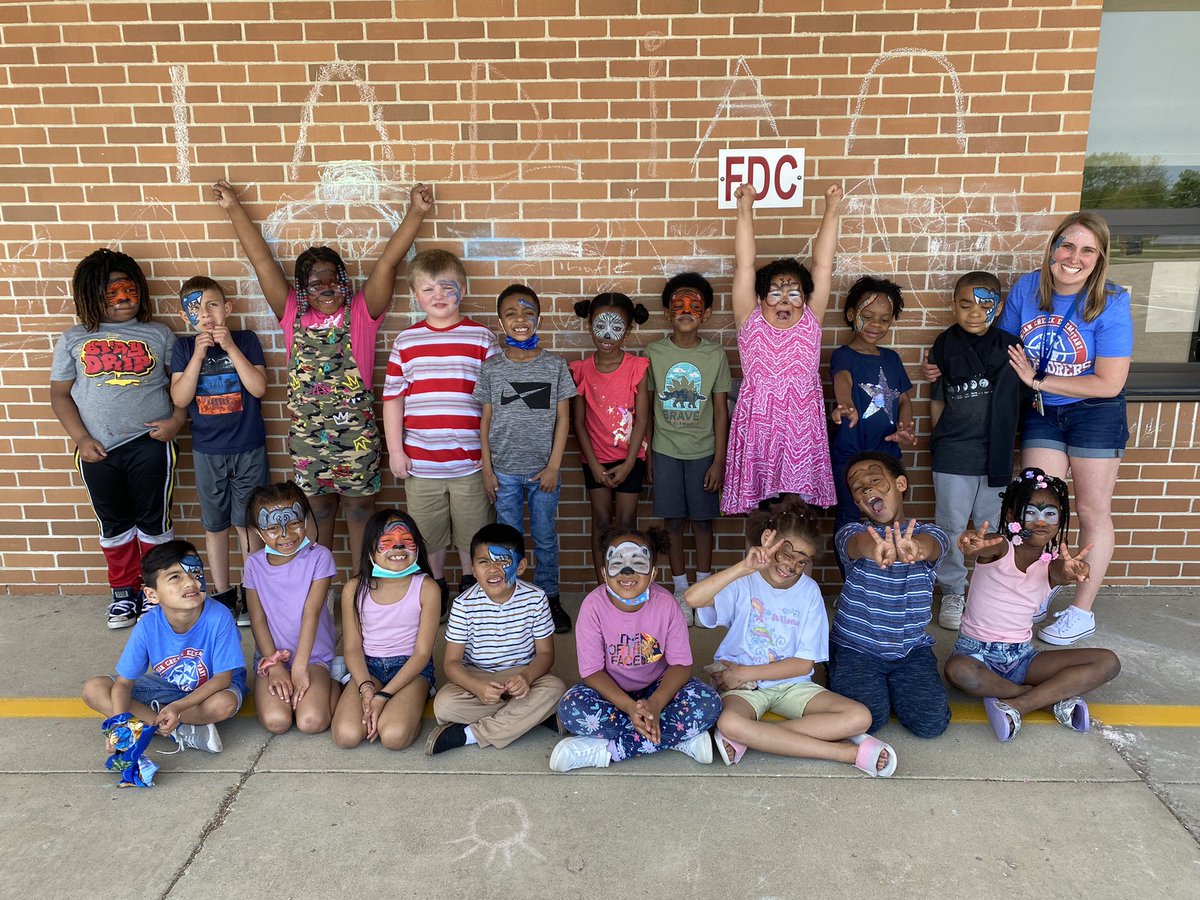 MrsJessCosman's tweet photo. First grade had so much fun today! Animal face painting to match our animal habitat displays! #IC2122 #onlyatIC #ICallthetime https://t.co/d4z02V01EP