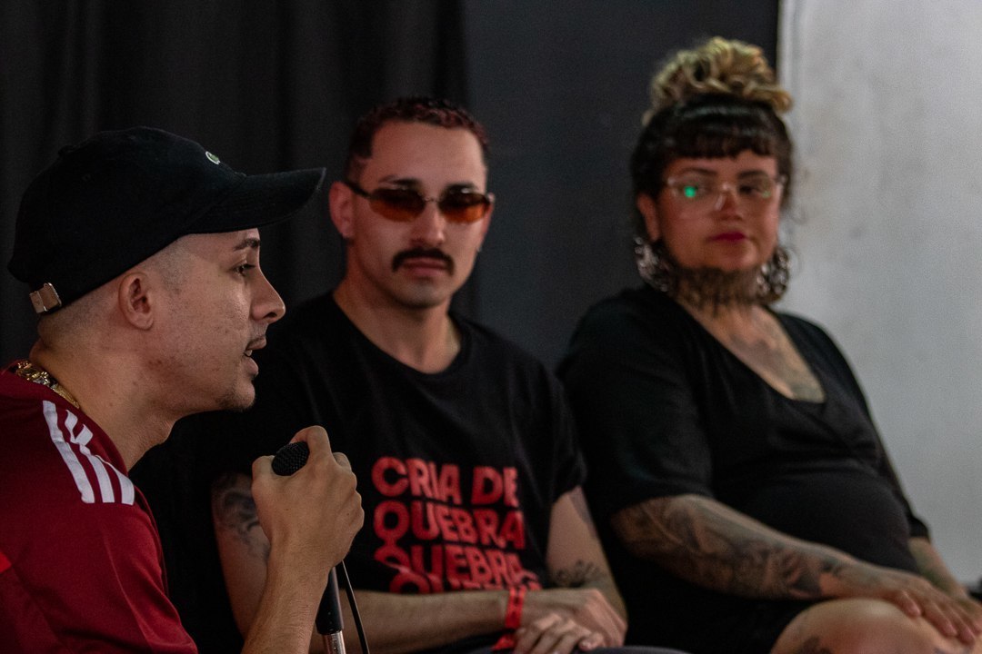 fotodequebrada's tweet photo. Allan Weber, Gu da Cei e Naiana Nati falaram sobre "Paisagem e Intervenções" na tarde desta sexta-feira 13 no Foto de Quebrada 🖤 Bom demais! 

📷: @luanhbastos

#fotodequebrada #fotografia #quebrada #foto #periferia https://t.co/2k8CUOSQmr