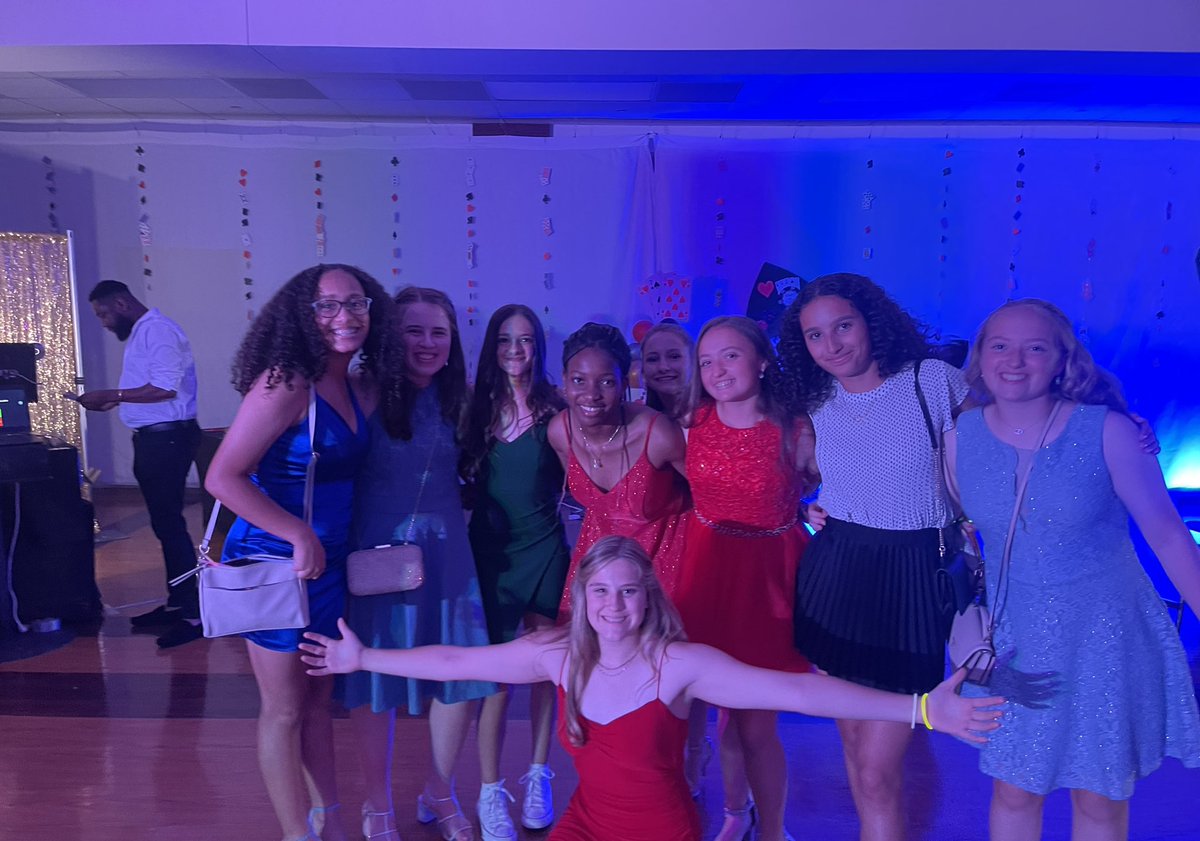 BrandiHalverson's tweet photo. These 8th graders are having a blast at the #8thgradebash ❤️🐾🎉 @TISDCPJHS @CPJH_PTO https://t.co/qSMlZWXa3P