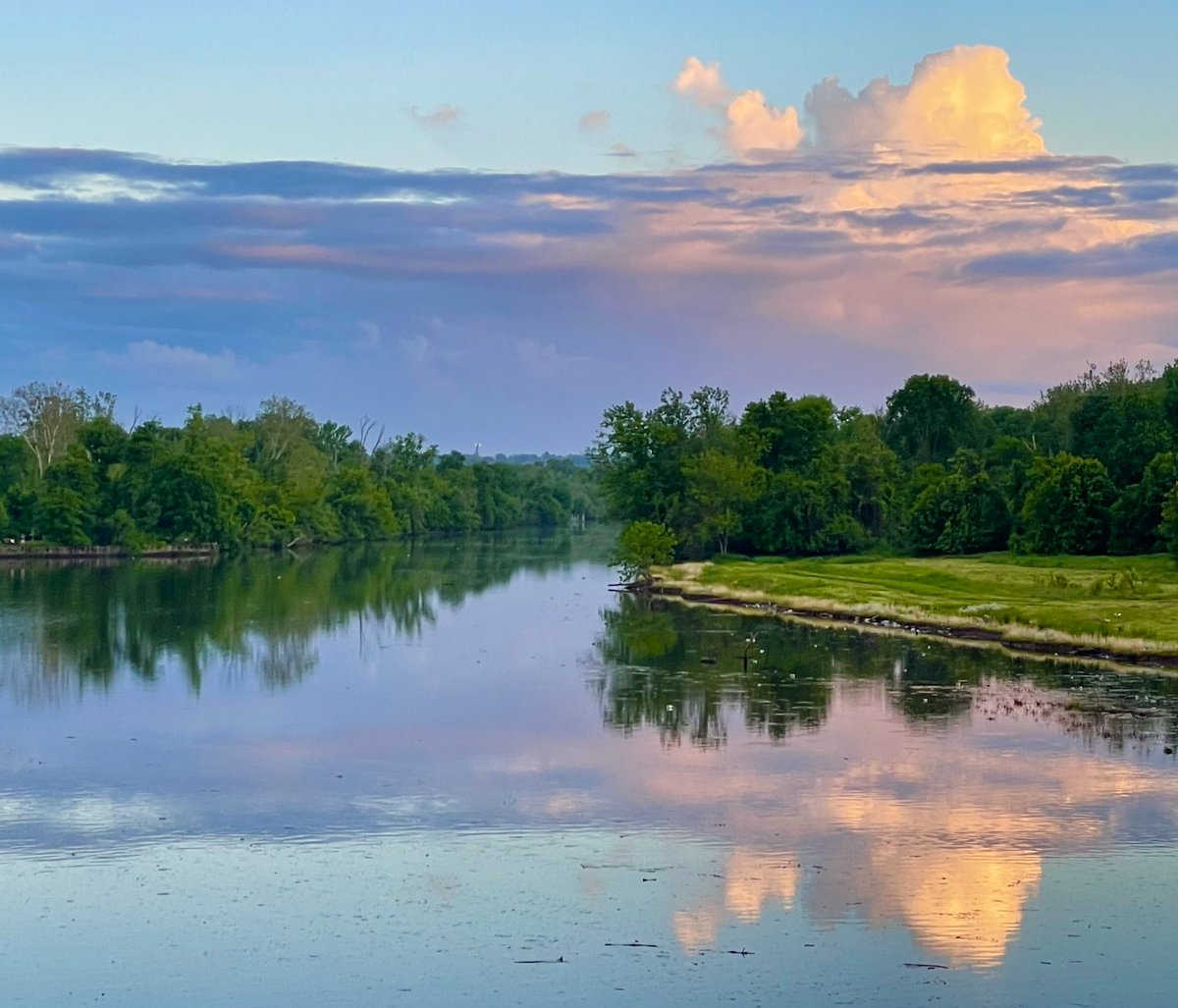 Rosy dusk. bit.ly/3LiYGCR <a href="/BladensburgMD/">Town of Bladensburg</a>
 #anacostiariver