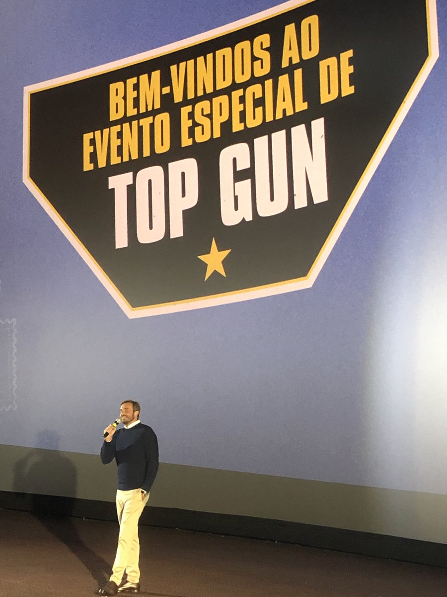 O ⁦<a href="/MaxFercondini/">Max Fercondini</a>⁩ está sendo o host do evento do #TopGunDay! Além de ator, ele também é piloto de aviões, sabiam? 😀#TopGunMaverick