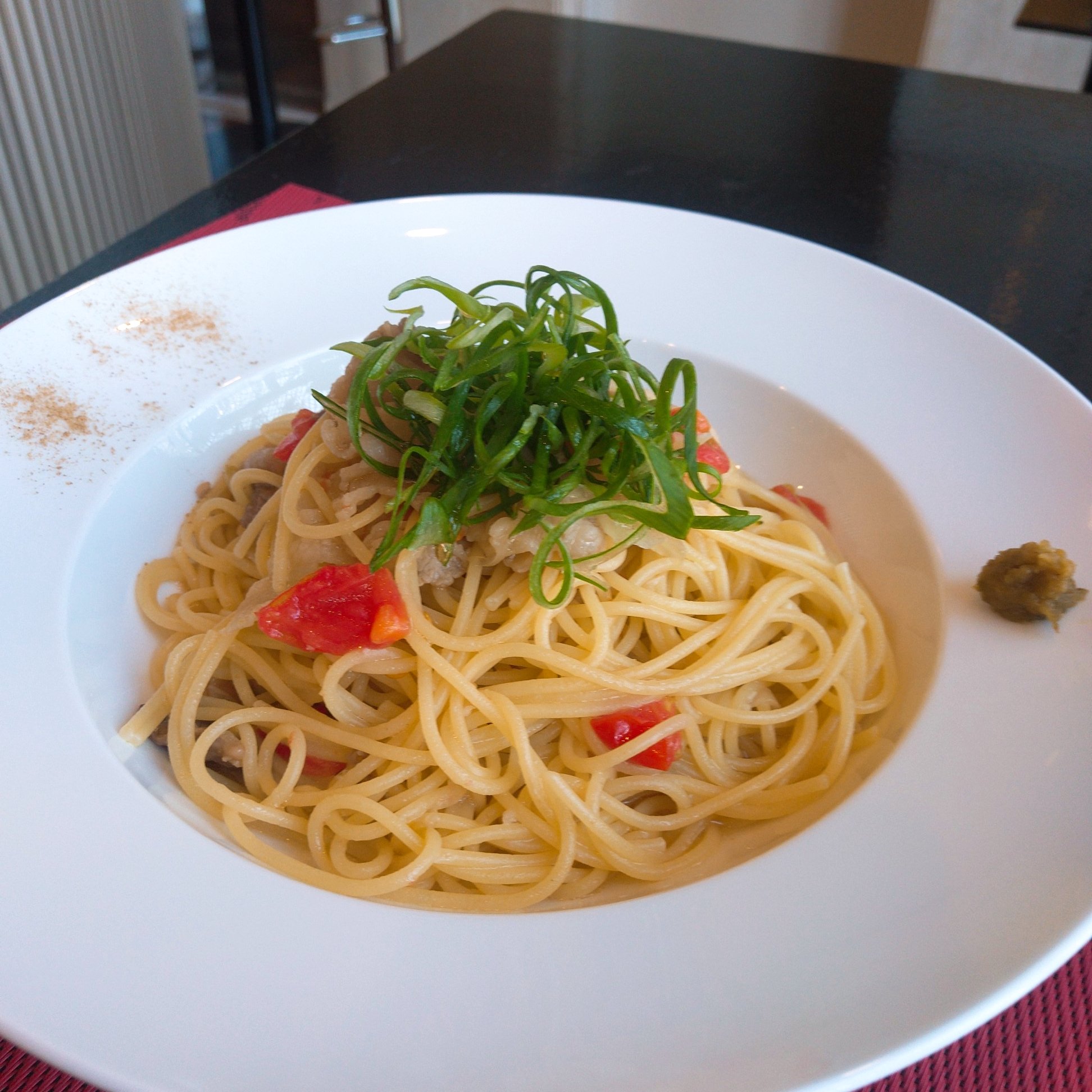 イタリアンレストラン アル テアトロ 今月のパスタ 牛肉とフレッシュトマトの和風オイルソーススパゲティー 胡麻油と九条ネギをアクセントに お好みでゆず胡椒または花椒を入れてお召し上がり下さい ﾉ 池袋西口グルメ 池袋ランチ 池袋