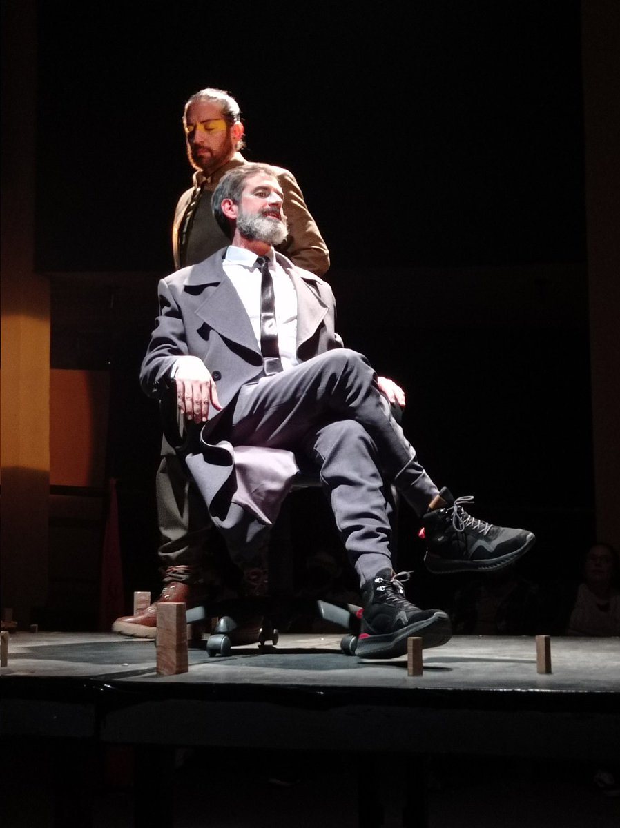 Acabo de ver #Guerra escrita por Santi Filartiga Lamar y con actuaciones se Joaquín Díaz Saco y <a href="/arielgaleanopy/">ariel galeano</a> están en la Manzana de la Rivera todo el fin de semana. Si gustan de piezas con metatextos políticos, realistas, críticos e historcistas van a disfrutarlo muchísimo