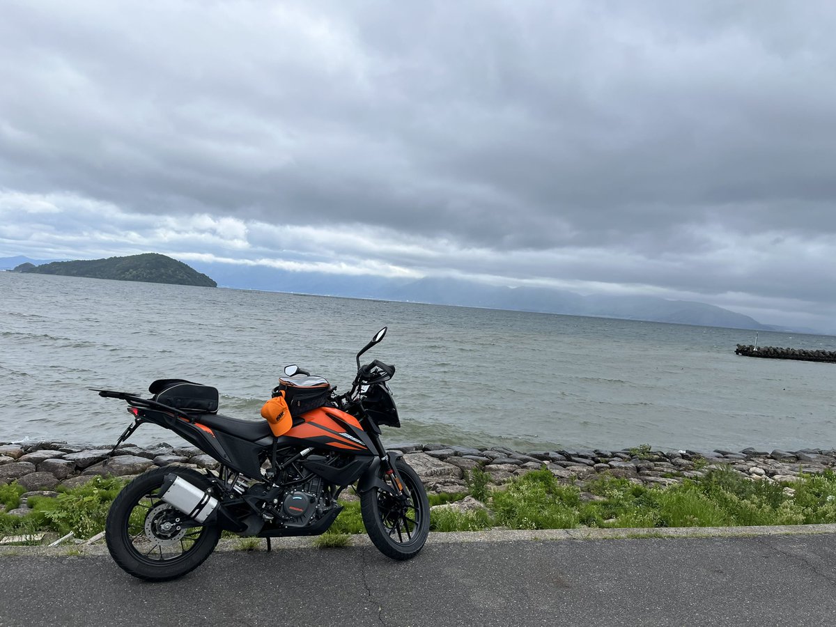 雨上がりのびわ湖です。
波が高くて大荒れです。
 #バイクのある風景