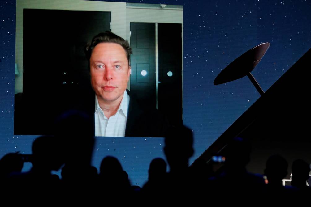 eluniversocom's tweet photo. Elon Musk detiene la compra de Twitter hasta aclarar cuántas cuentas falsas hay ► https://t.co/0Wtt8dAWJ0 https://t.co/XKOjtNJz8O