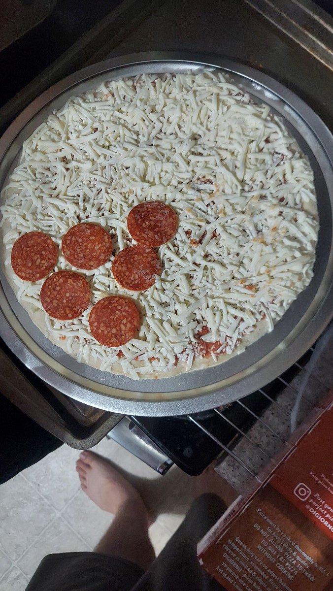 stacy_arsenault's tweet photo. Bought a @DiGiorno for the 20somethings in my house to make for themselves while I was out. They can’t agree on toppings and I’m on a tight budget so I bought a half and half #Disappointing #FunnyAsHell #WheresThePepperoni #OnlySix https://t.co/ime0RXs8VO