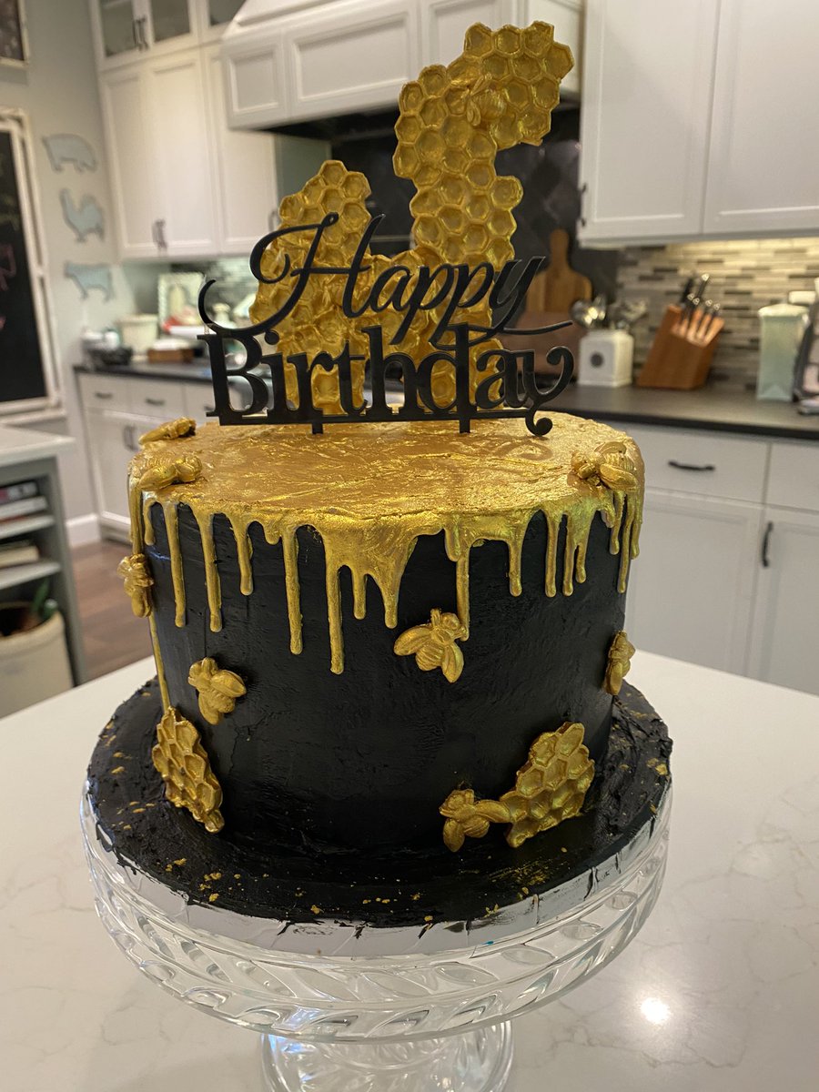 KevinJenson19's tweet photo. The bees are a huge part of my life so I wanted to share this cake, my wife made with my bee family . Let’s change the world Social Bees . https://t.co/nTCr9LWU5b