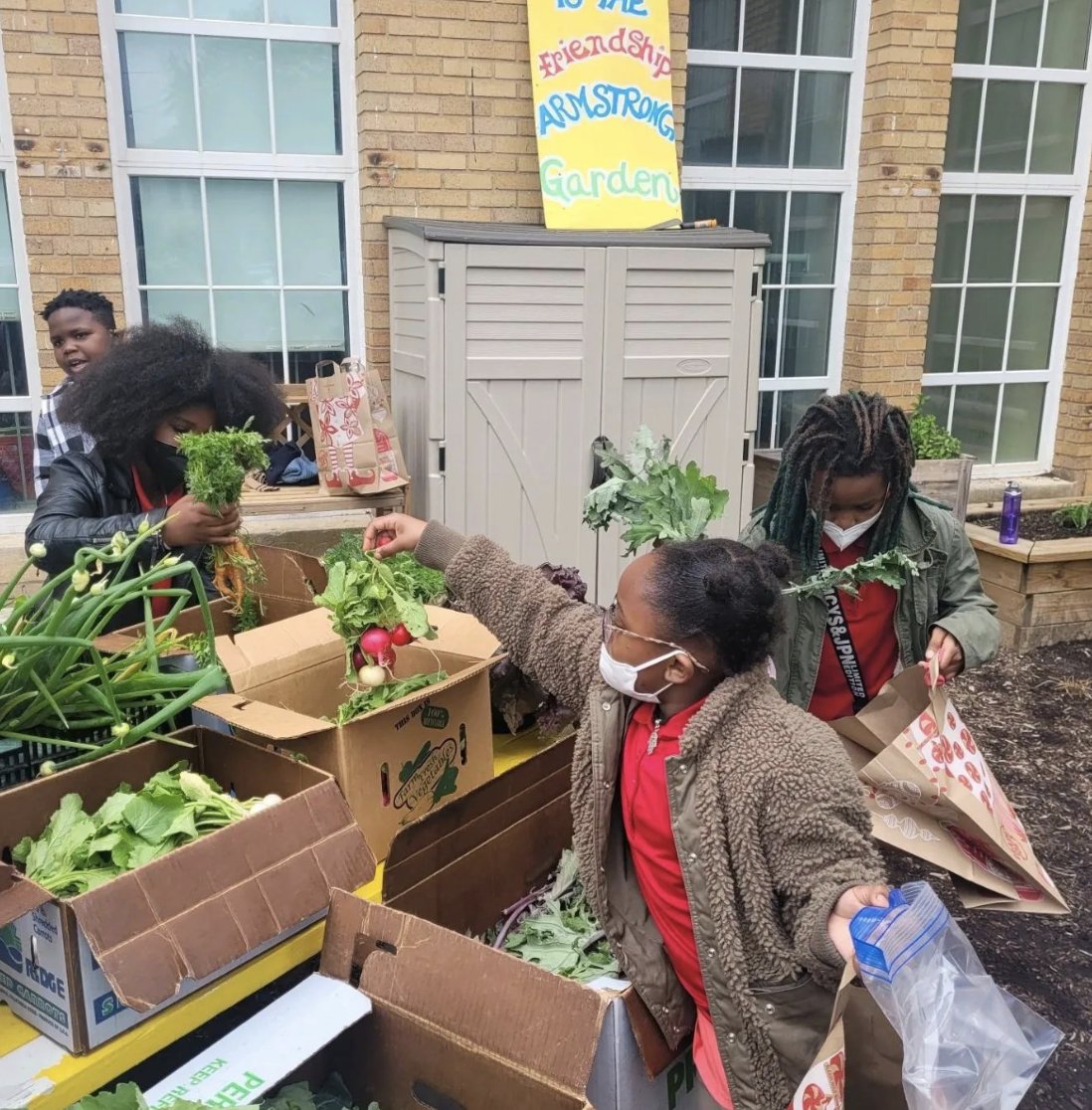 dcpcsb's tweet photo. DC families continue to #ChooseDCcharters because our schools are more than just a place to learn, they are the centers of our community! 

Today's produce pick-up at the @FriendshipPCS Armstrong campus provided timely and nutritious food to students and families in #Ward5! 🥕 https://t.co/W8uESA7ayu