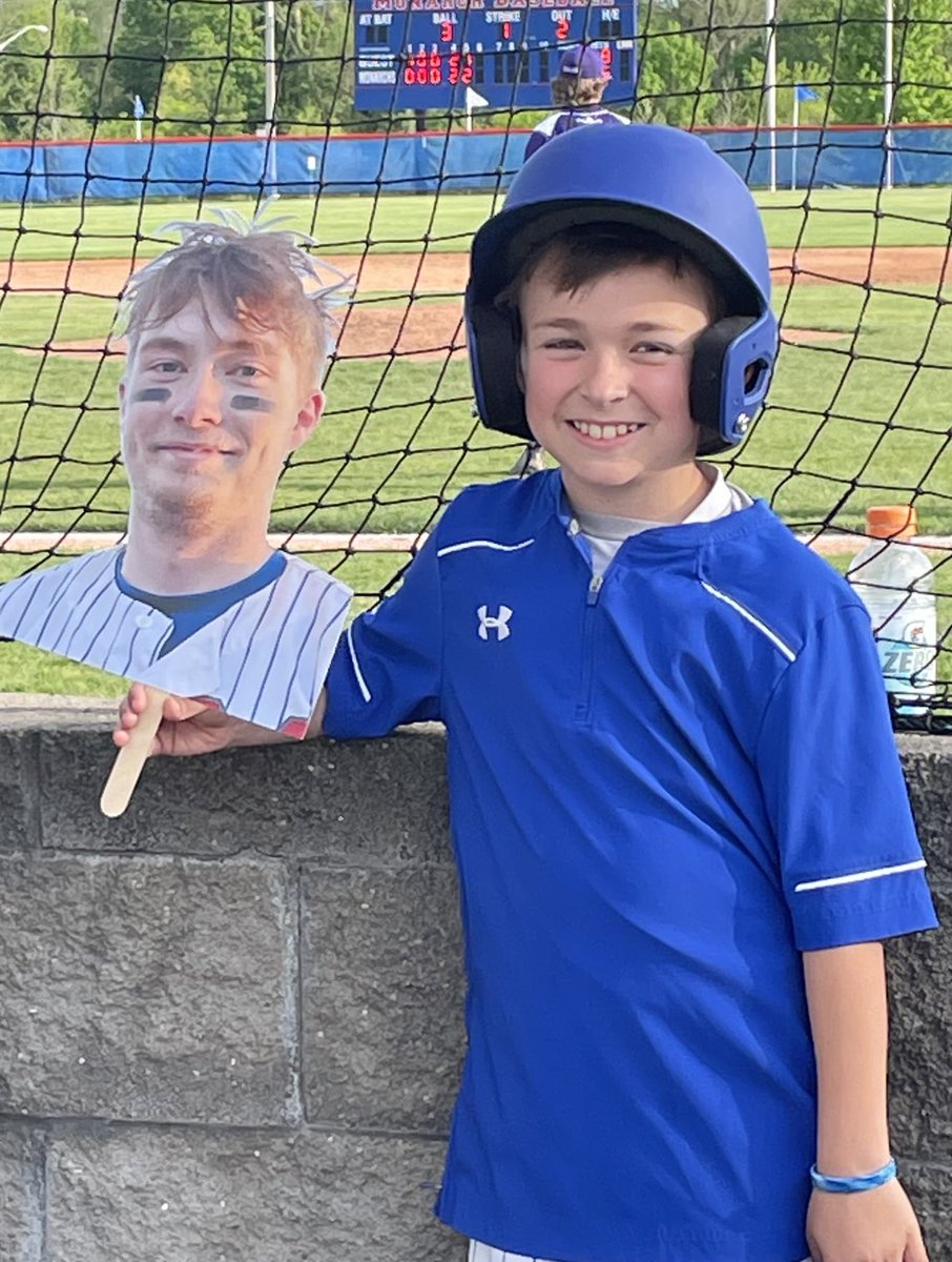 Tristan’s first official fan. Best bat boy ever. ⁦<a href="/TristanBurns12/">Tristan Burns</a>⁩ ⁦<a href="/MarysvilleB/">Marysville High School Baseball</a>⁩