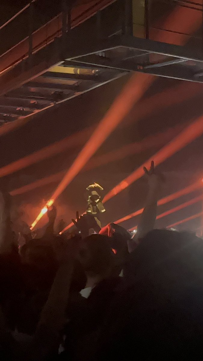 flowladu's tweet photo. J’saurai pas dire pq la photo sort comme ça mais ça démonte #pnl #pnlstrasbourg #PNLTour https://t.co/M6YSxvu4xo