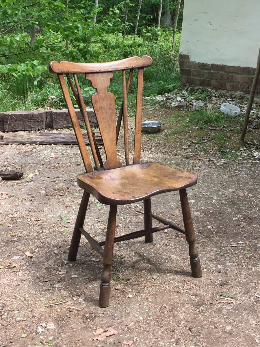 jhjparker's tweet photo. A recent find. Windsor side chair w vase splat, lath stiles, fantail w two bracing sticks, bell-shaped seat w pronouced saddle, turned front legs w pear-shaped turning above reel #18thcentury  #regionalfurnituresociety  #windsorchair #ash #elm #beech probably #thamesvalley https://t.co/sAL6uLCO5a