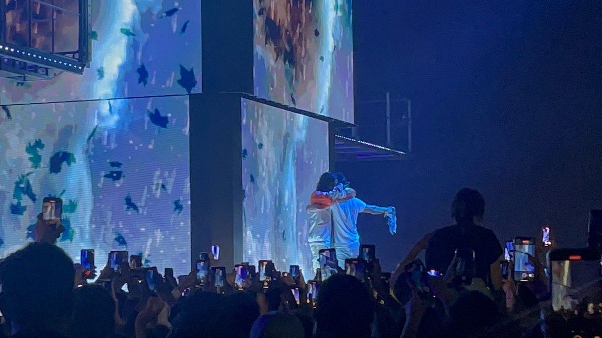 flowladu's tweet photo. Le câlin ! #pnlstrasbourg #pnl #PNLTour https://t.co/t7UG1DbSGp