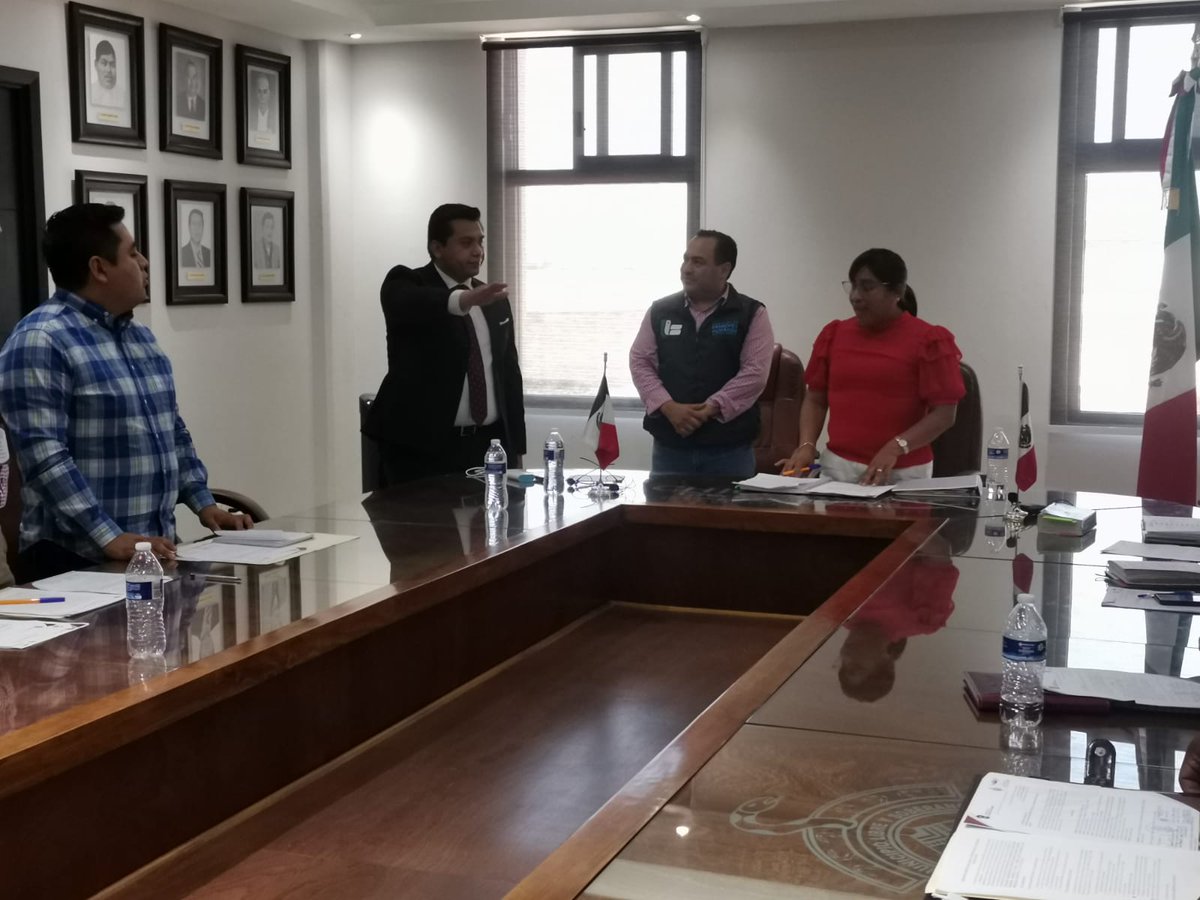 CODHEM's tweet photo. 🔵El Primer Visitador Cuitláhuac Anda Mendoza, en representación de la presidenta de la #CODHEM, @MyrnaGarciaMx, acompañó a la presidenta municipal de #Chiconcuac, Agustina Catalina Velasco Vicuña, a la toma de protesta del #DefensorMunicipal Manuel Uriel Gálvez Blancas. https://t.co/WJuprpCCte