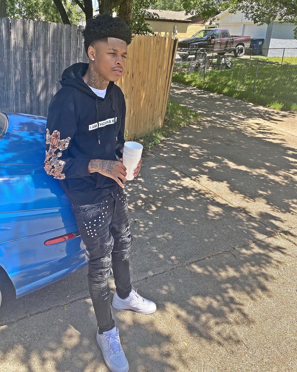 FreebandzMaari's tweet photo. Put the team on my back, bitch, I'm the shooter and driver They whole team finished niggas tellin and dying NOBAP BLRRD! #FreeDaRest🦅 https://t.co/hvzZaE7ldb