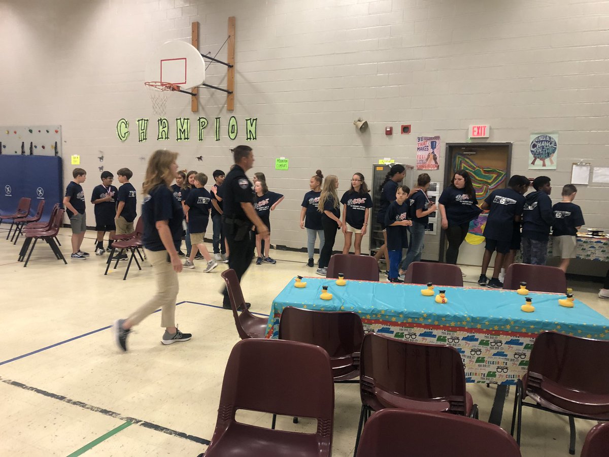 ButtreyMaw's tweet photo. DARE Graduation @SullCentral https://t.co/h6lFC1nZ19