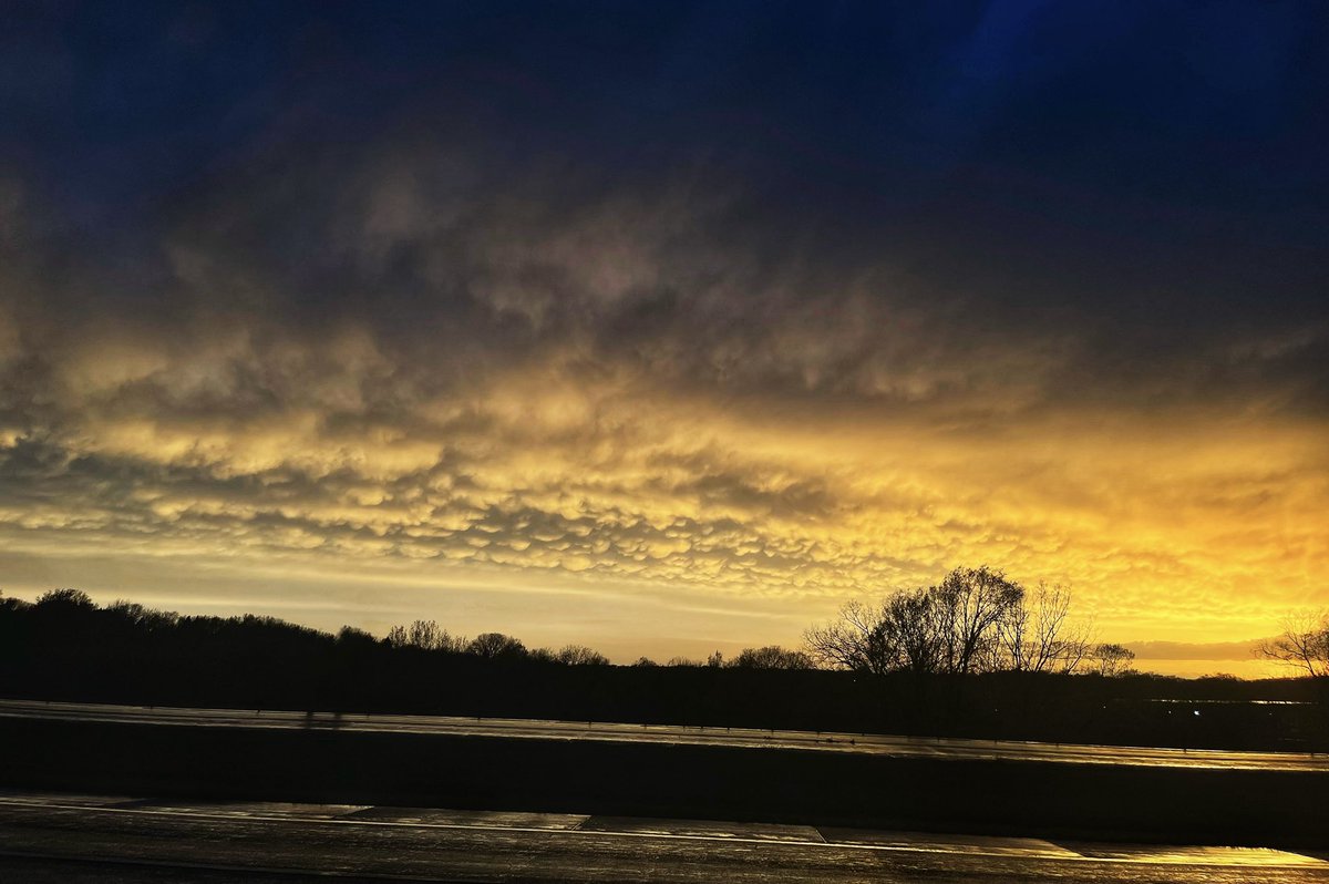 ShayJo13's tweet photo. I captured some beautiful mammatus clouds near Sioux Falls, SD yesterday! #mammatus #weather #sunset @weatherchannel https://t.co/gNzjG9x0lK