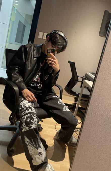 TraineeArchive's tweet photo. jihoon luvs his headphones 🎧 #JIHOON @trainee_a https://t.co/Nbc6a49Drw