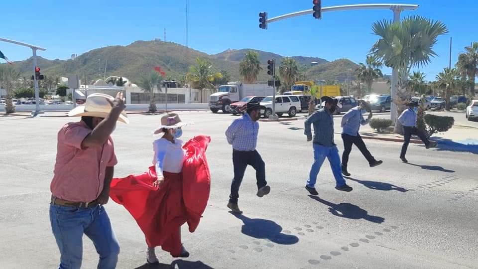 Ayax182's tweet photo. Esto hacían nuestros compañeros, así los detuvieron, promoviendo la cultural... vaya política la de morena #MorenaReprimeEnLosCabos @AytodeLosCabos https://t.co/HweBwcQ3pT