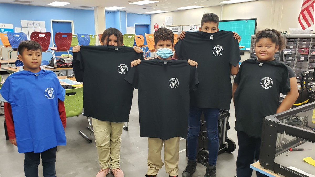 We're making team spirit at Lydia Romero-Cruz STEM Lab. Ready for Robotics Invitational. <a href="/StacyKTweets/">Stacy Kline🌻</a> @Disbell_sausd <a href="/CTEsausd/">CTE Santa Ana Unified School District</a> <a href="/GriseldaMaldo17/">taniaaa😍</a> <a href="/JerryAlmendarez/">Jerry Almendarez</a>
