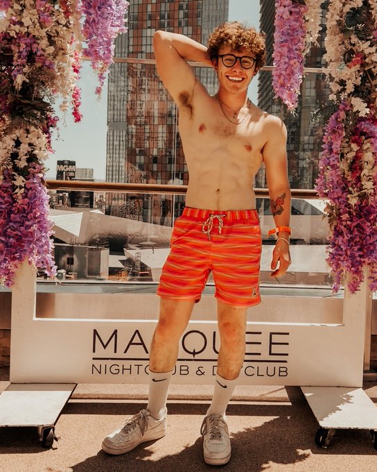 Having a ton of fun at my first day club @MarqueeLV https://t.co/OtQ2J9NU83