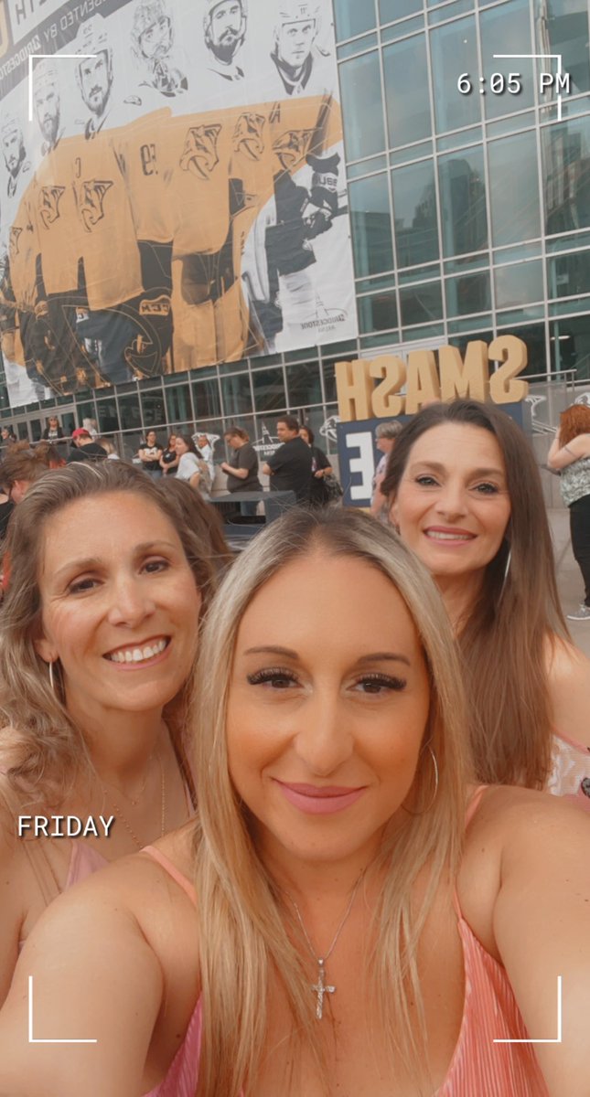 ItaliaGirl26's tweet photo. #NKOTBMixtapeTour @NKOTB @LisaLipari2 #blockhead4ever #nashville https://t.co/x3rQG8qqXH