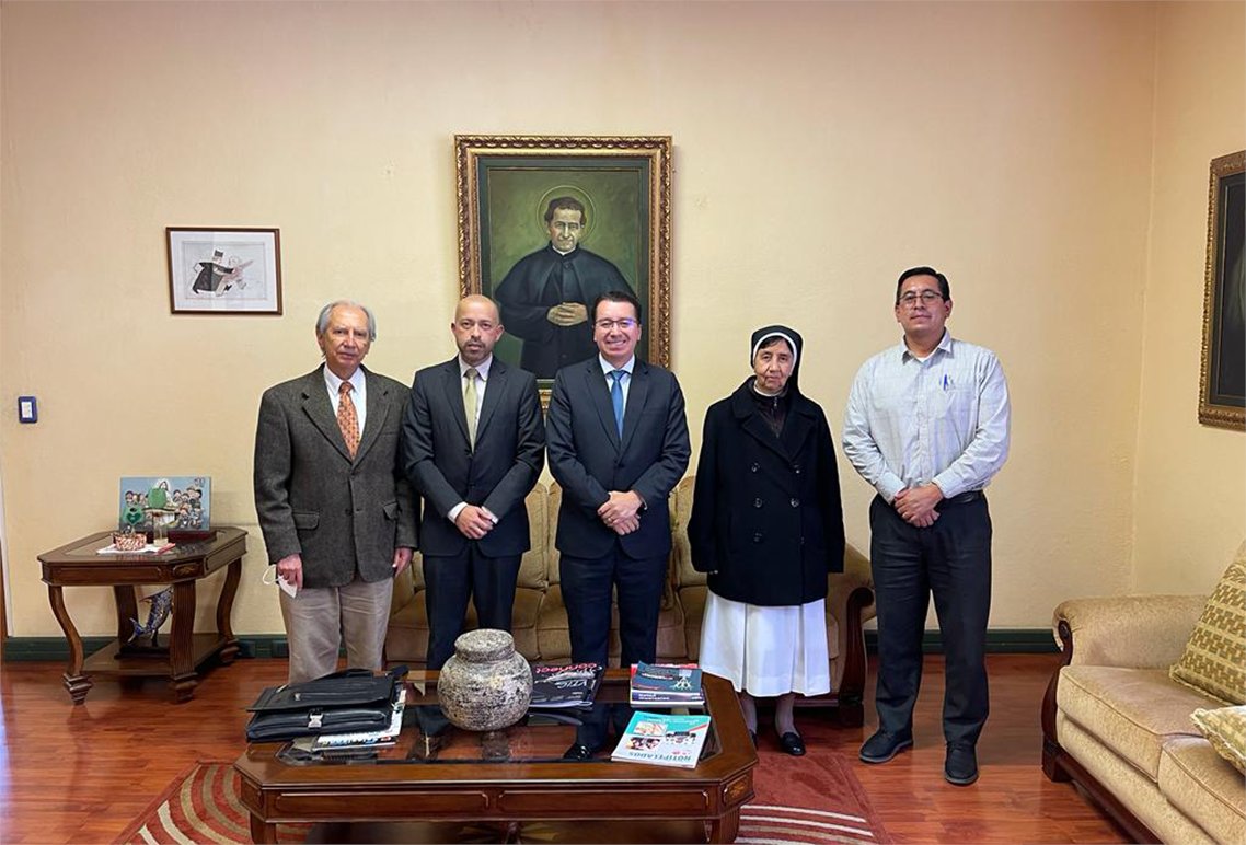 upsalesianaec's tweet photo. 👨🏫👩💻 Nuestro Rector, P. Juan Cárdenas, recibió la visita de la #FEDEC #Azuay, con la finalidad de mantener un diálogo para la firma de un convenio de cooperación, que beneficiará a docentes de las instituciones involucradas en su formación continua 📚
#UPSCuenca #UPSEcuador https://t.co/CnxYfa5EN0