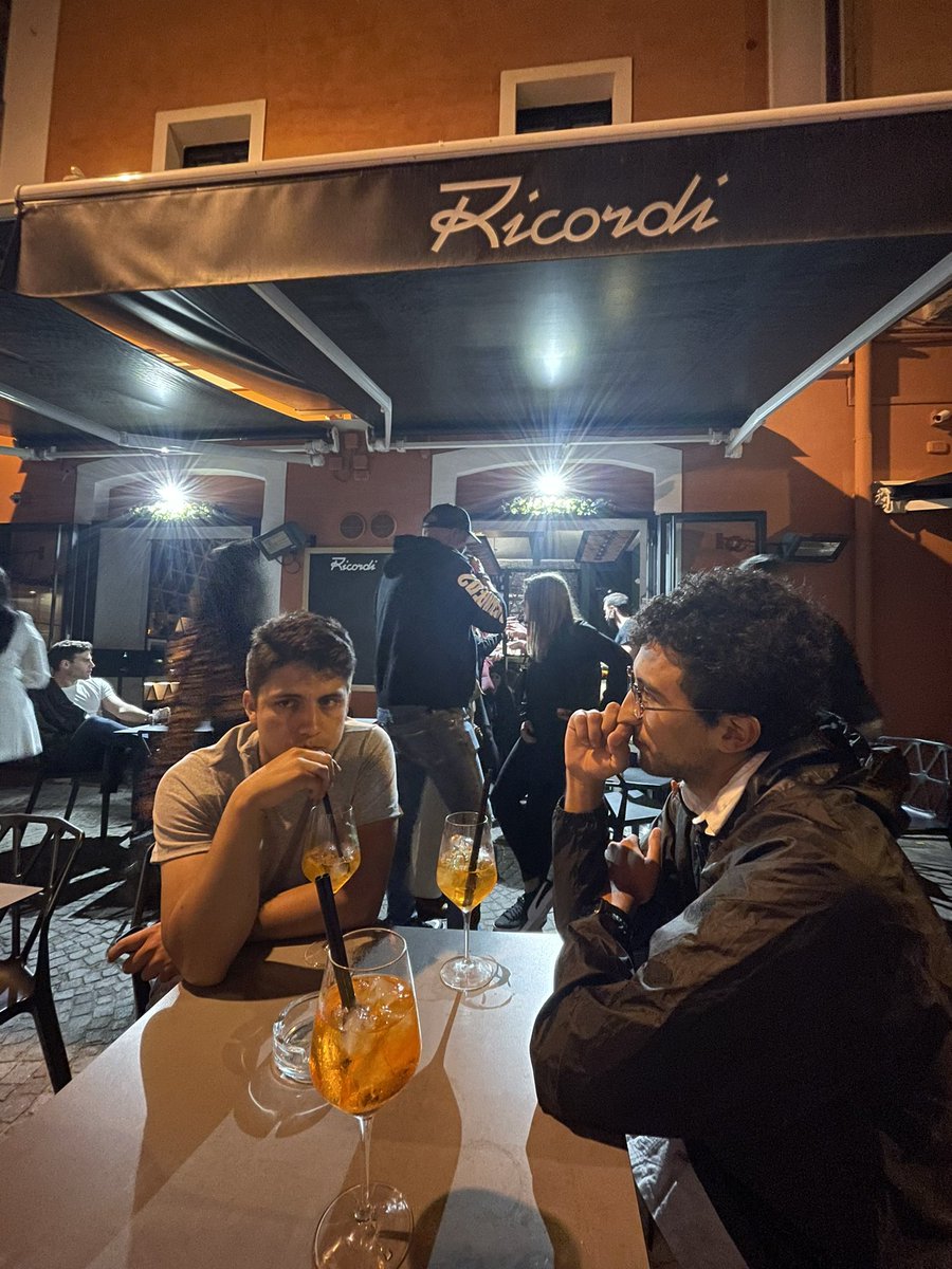 99.9% de lxs  italianos están vestidos absolutamente elegantes mmm